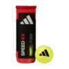 Eine Röhre mit Tennisbällen mit der Aufschrift „Adidas Speed RX Court Padelbälle“ und einem Logo steht aufrecht. Daneben ist ein einzelner leuchtend gelber Tennisball mit demselben schwarzen Logo ausgestellt. Der Hintergrund ist schlicht weiß.