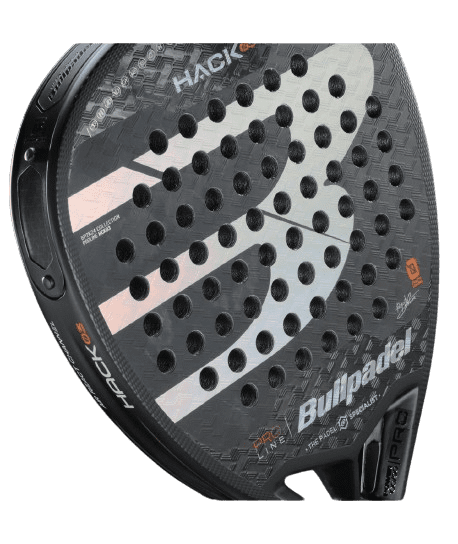 Nahaufnahme eines schwarzen Bullpadel Hack 03 24 Padelschlägers, der seine strukturierte Oberfläche mit kreisförmigen Löchern und einem markanten Logo hervorhebt. Das Design enthält silberne Akzente und Markendetails und bietet ein sportliches, leistungsstarkes Erscheinungsbild.