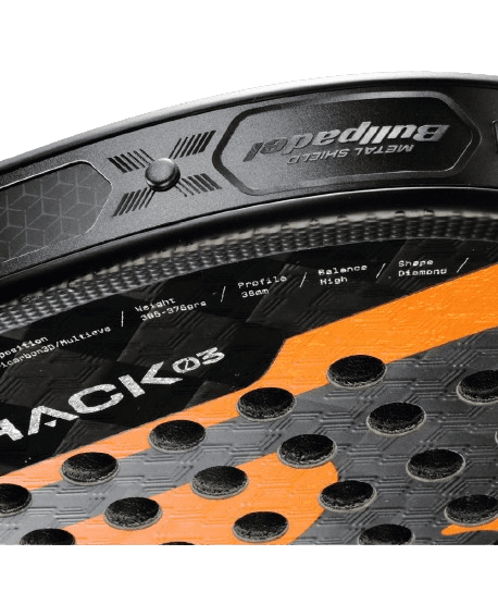 Nahaufnahme eines schwarz-orangen Bullpadel Hack 03 24 Padelschlägers (2024). Das Bild zeigt das Markenzeichen des Schlägers und strukturelle Details wie den Metallschild und das perforierte Design. Der Text enthält Angaben zu Gewicht und Balance.