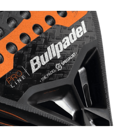 Nahaufnahme eines Bullpadel Hack 03 24 Padelschlägers (2024) mit seiner strukturierten schwarzen Oberfläche mit orangefarbenen Akzenten und einem Wabenmuster. Unter dem Markennamen ist „The Padel Specialist“ zu sehen, was die Präzision und Kraft dieses Pro Line Padelschlägers unterstreicht.