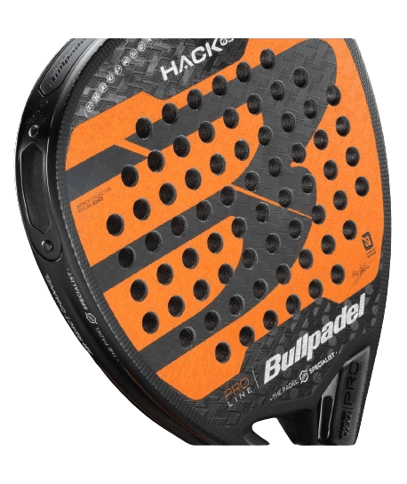 Nahaufnahme des Bullpadel Hack 03 24 Padelschlägers (2024), der sein auffälliges orange-schwarzes Design hervorhebt. Der Schläger zeigt deutlich ein „B“-Logo, ein Wabenmuster mit Oberflächenlöchern und Markentexte wie „Hack“ und „PRO LINE“ entlang des Randes – ideal für Padelschläger-Enthusiasten.