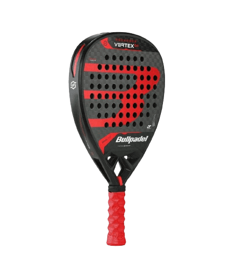Der Bullpadel Vertex 04 24 Padelschläger (2024) besticht durch ein elegantes schwarz-rotes Design, auf dessen Vorderseite der Markenname Bullpadel deutlich zu sehen ist. Mit einem rot umwickelten Griff und einem perforierten Rahmen ist dieser Schläger ein Musterbeispiel für Leistung und perfekt für Fans des Bullpadel Vertex-Stils und der Technologie.