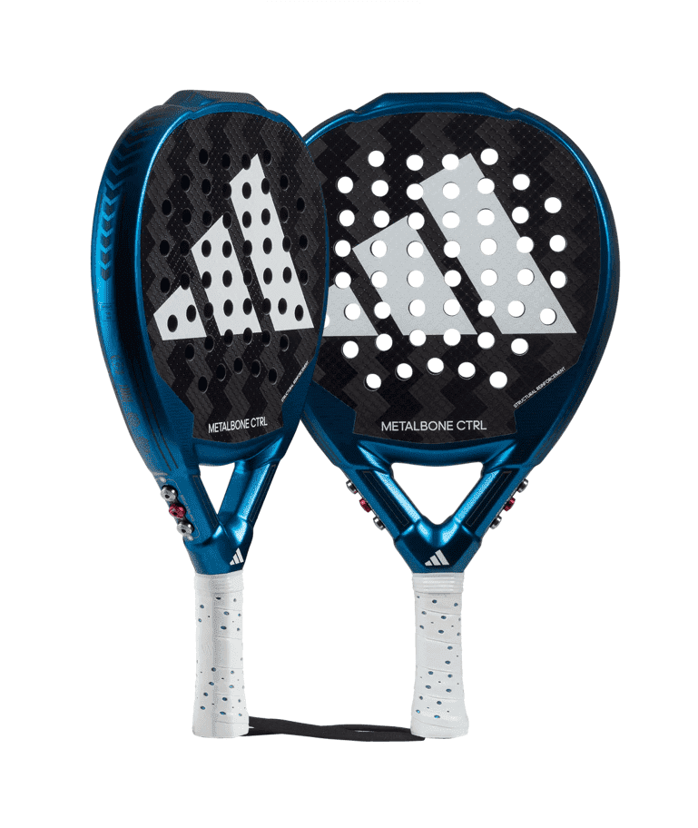 Zwei blaue Adidas Metalbone Ctrl 3.3 2024 Padelschläger haben eine Carbon-Textur und weiße Griffe und zeigen auf der Unterseite ein markantes Logo mit „METALBONE CTRL“. Ein Schläger steht aufrecht, während der andere leicht dagegen lehnt.