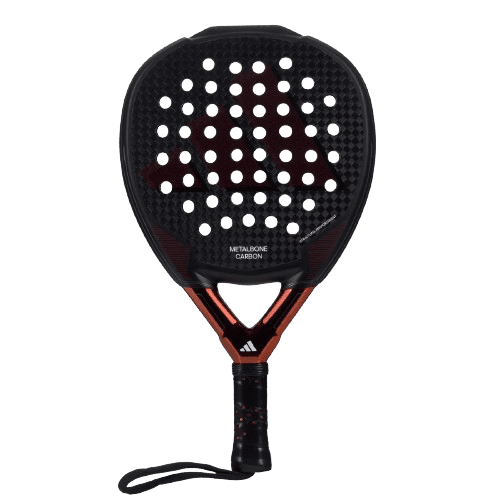 Der Adidas Metalbone Carbon 3.3 2024 Padelschläger verfügt über einen eleganten schwarzen runden Kopf, der mit einem Muster aus Löchern und roten Dreiecksdesigns sowie einem Logo verziert ist. Der schwarz-rote Griff des Schlägers ist mit einer Handschlaufe ausgestattet und der Name „Metallbone Carbon“ ist deutlich darauf zu sehen.
