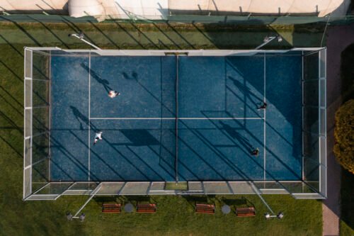 vista superior personas jugando al padel scaled