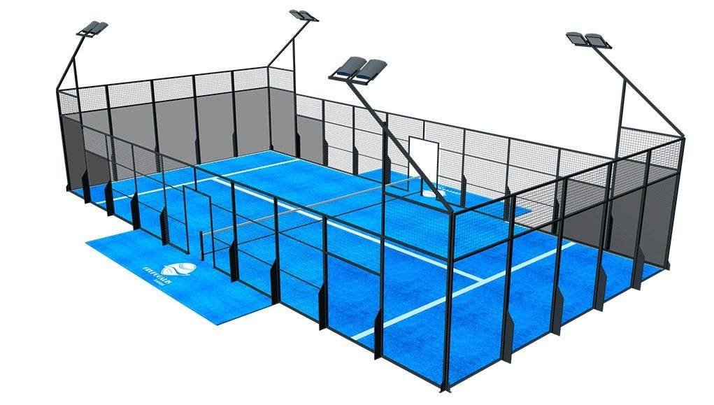 Ein 3D-Rendering eines Padelplatzes mit blauem Kunstrasen, schwarzem Metallzaun und vier großen Flutlichtern an den Ecken. Die Oberfläche ist mit typischen Padelplatzlinien markiert, die die für den Bau eines Padelplatzes erforderlichen Investitionen widerspiegeln.