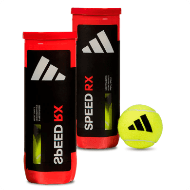 Zwei zylindrische Behälter mit Tennisbällen, einer roten Kappe und einem schwarzen Körper mit der Aufschrift „SPEED RX“ stehen neben einem einzelnen gelben Tennisball mit einem schwarzen Logo.