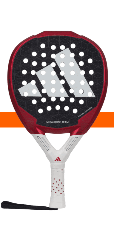 Ein rot-schwarzer Adidas-Padelschläger mit perforierter Oberfläche und weißem Griff. Am Griff ist eine Handschlaufe angebracht.