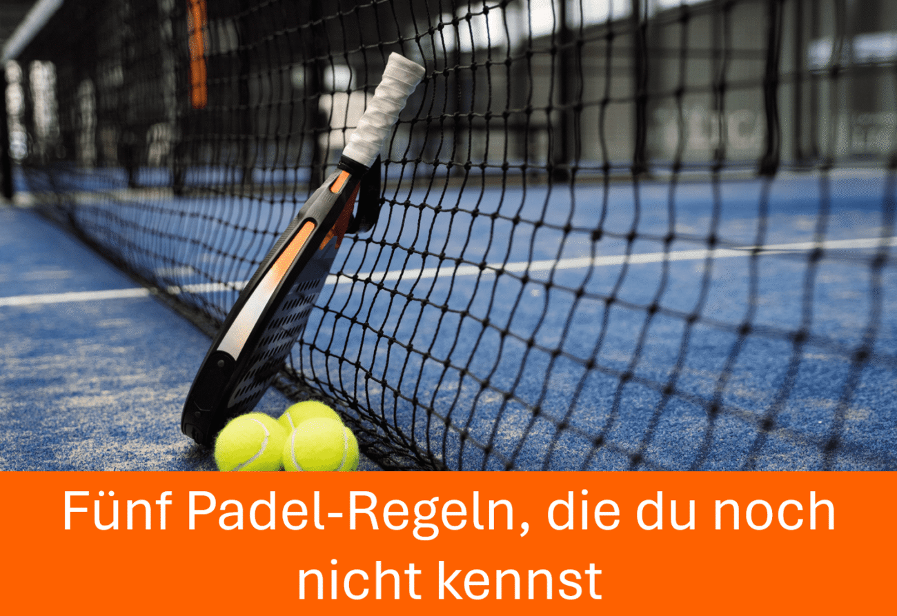 Ein Padelschläger und zwei Tennisbälle lehnen auf einem lebhaften Platz am Netz. Darunter steht in fettem Deutsch der Text „Fünf Padel-Regeln, die du noch nicht kennst“ und lädt die Spieler ein, neue Erkenntnisse über das Spiel zu gewinnen.