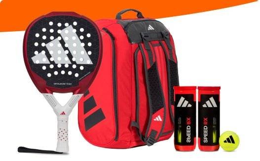 Zu einem rot-schwarzen Sportrucksack gehören ein rot-schwarzer Paddle-Schläger, zwei Röhren mit Tennisbällen mit der Aufschrift „Speed RX“ und ein gelber Ball vor einem orange-weißen Hintergrund.