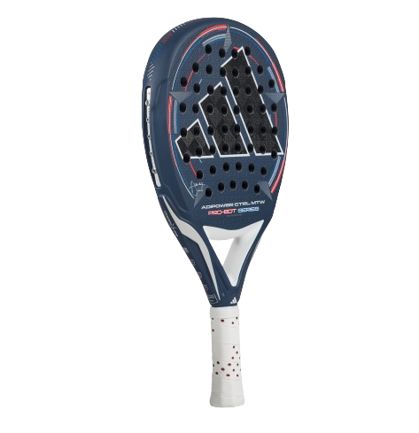 Der Adidas Metalbone Padelschläger besticht durch ein auffälliges blau-rotes Design mit weißen Akzenten, darunter ein markantes Logo in der Mitte und eine perforierte Schlagfläche für optimale Luftzirkulation. Der mit weißem Griffband umwickelte Griff mit roten Punkten bietet höchsten Komfort und Griffigkeit.