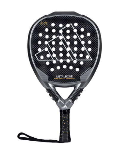 Der Adidas LTD-Padelschläger besticht durch ein elegantes schwarz-silbernes Design mit Carbonfasertextur. Er verfügt über ein dreieckiges Muster aus weißen Punkten und einen stabilen schwarzen Griff mit Handschlaufe. Mit dem Schriftzug „METALBONE“ spiegelt dieser Schläger die Präzision wider, die Champions wie Ale Galan bevorzugen.
