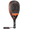 Der Padelschläger NOX AT10 Luxury Genius Attack 12K 2025 von Agustin Tapia zeichnet sich durch eine kräftige rot-schwarze Ästhetik mit perforierter Schlagfläche und „NOX“-Branding oben aus. Sein Griff ist mit einem schwarzen Griff verziert, der durch einen orangefarbenen Markenschriftzug hervorgehoben wird.