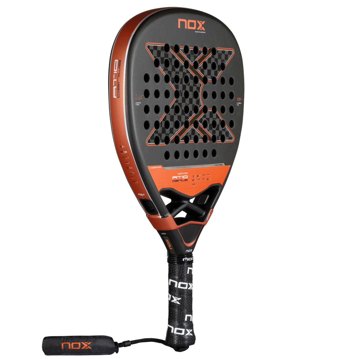 Der Padelschläger NOX AT10 Luxury Genius Attack 12K 2025 von Agustin Tapia zeichnet sich durch eine kräftige rot-schwarze Ästhetik mit perforierter Schlagfläche und „NOX“-Branding oben aus. Sein Griff ist mit einem schwarzen Griff verziert, der durch einen orangefarbenen Markenschriftzug hervorgehoben wird.