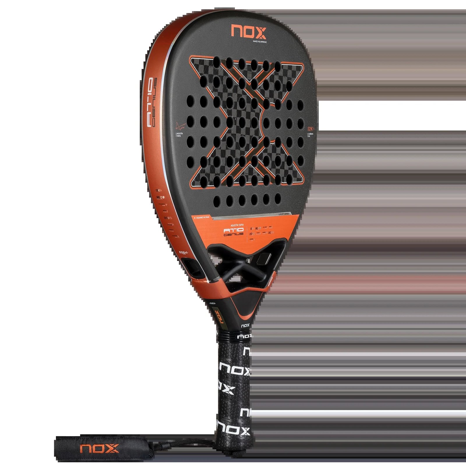 Der NOX AT10 Genius 18K 2025 von Agustin Tapia Padelschläger ist ein Padelschläger mit perforiertem Design in Orange und Schwarz und auffälligem Branding auf Kopf und Griff.