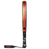 Diese Seitenansicht des NOX AT10 Luxury Genius Attack 12K 2025 von Agustin Tapia Padelschläger hebt sein elegantes schwarz-orangefarbenes Design hervor. Der Griff verfügt über einen schwarzen Griff mit dem ikonischen weißen „NOX“-Branding sowie einen schwarzen Riemen für zusätzliche Sicherheit.