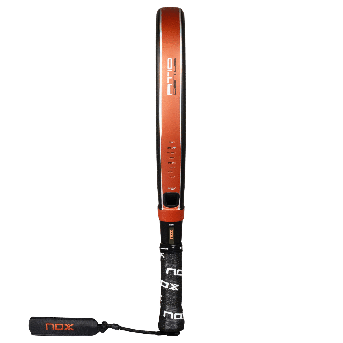 Diese Seitenansicht des NOX AT10 Luxury Genius Attack 12K 2025 von Agustin Tapia Padelschläger hebt sein elegantes schwarz-orangefarbenes Design hervor. Der Griff verfügt über einen schwarzen Griff mit dem ikonischen weißen „NOX“-Branding sowie einen schwarzen Riemen für zusätzliche Sicherheit.
