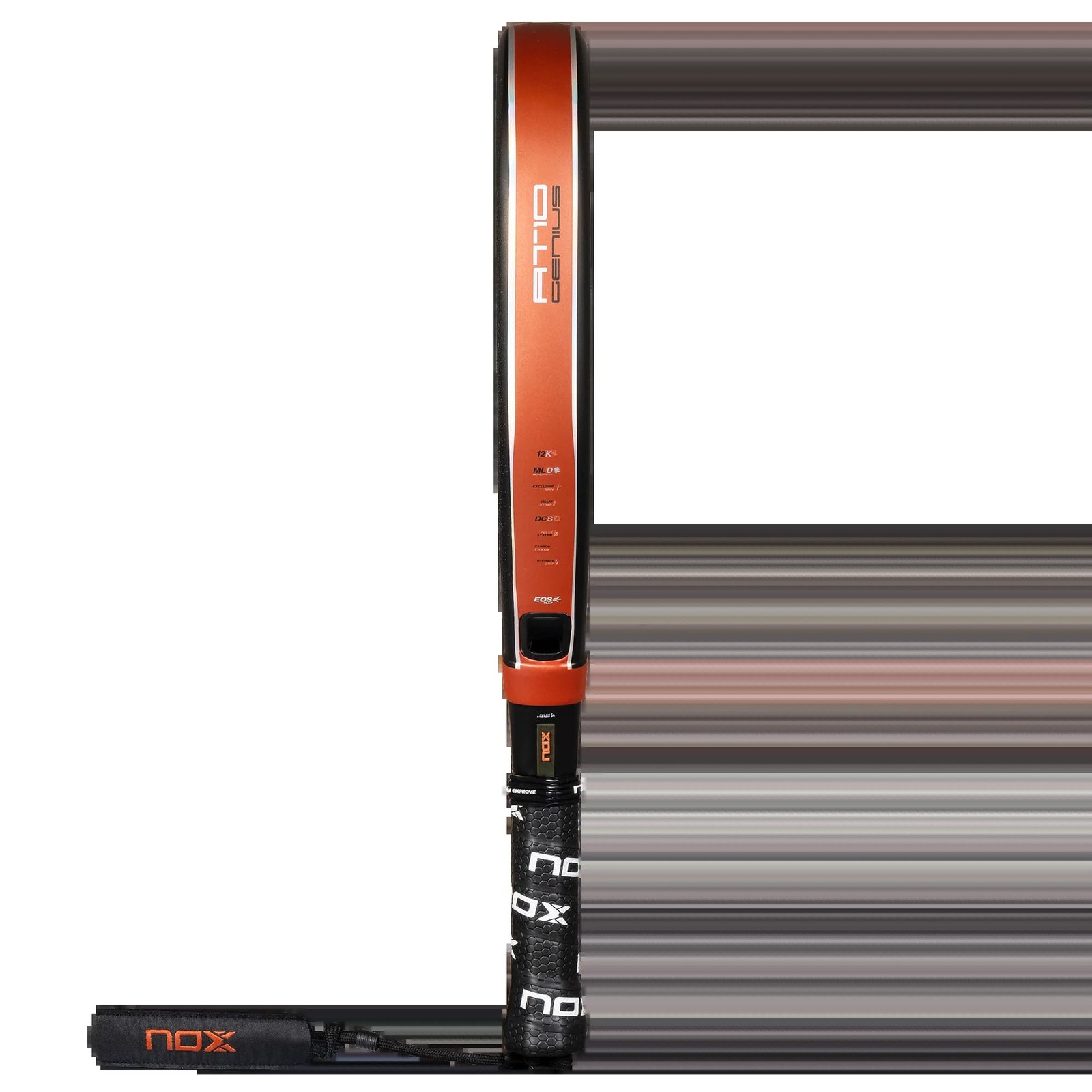 Dieser NOX AT10 Genius 18K 2025 von Agustin Tapia Padelschläger zeichnet sich durch ein auffälliges orange-schwarzes Design aus. Der orangefarbene Rahmen wird durch einen schwarzen Griff ergänzt, der mit einem Griffstück mit dem „NOX“-Logo umwickelt ist. Sowohl der Markenname „NOX“ als auch die Modellbezeichnung sind auf diesem Padelschläger deutlich zu sehen.