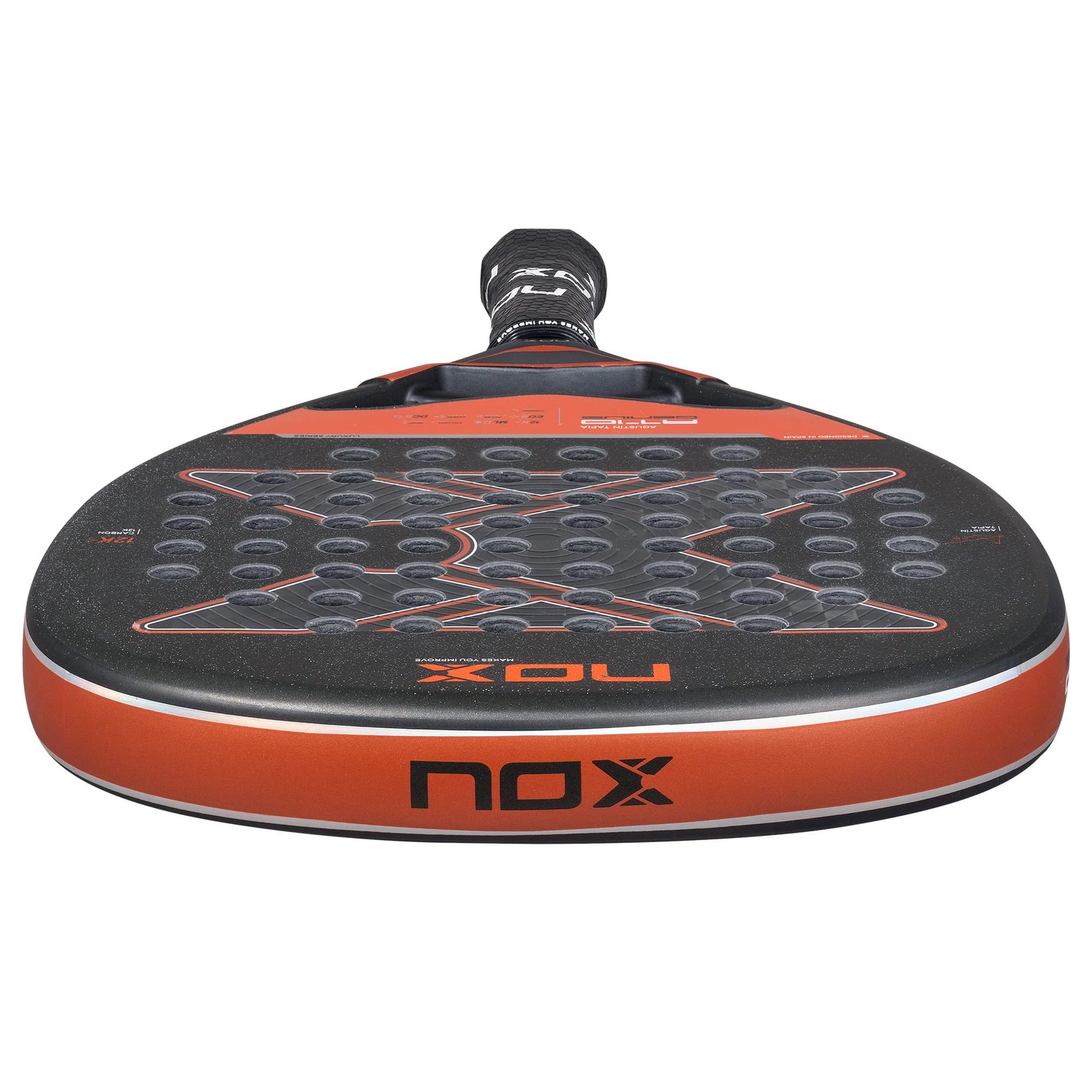 Der NOX AT10 Genius 18K 2025 von Agustin Tapia Padelschläger besticht durch ein auffälliges schwarz-orangefarbenes Design. Von unten betrachtet hebt dieser Schläger seine runde Form und strukturierte Oberfläche hervor, wobei die Marke „nox“ deutlich auf dem Rahmen zu sehen ist.