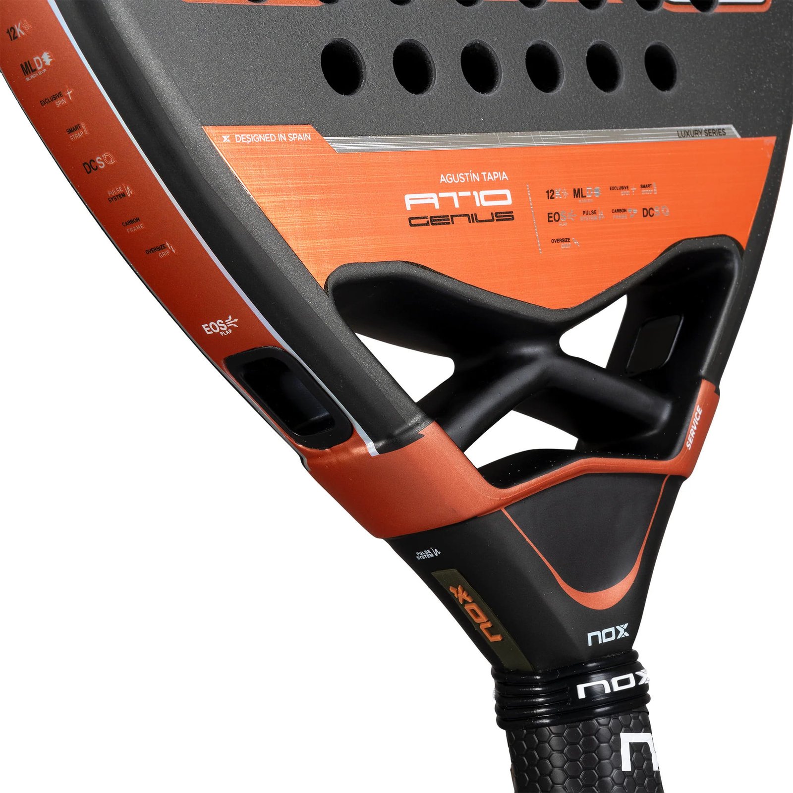 Detaillierte Nahaufnahme des NOX AT10 Genius 18K 2025 von Agustin Tapia Padelschläger, die sein schwarz-orangefarbenes Branding sowie die detaillierten Spezifikationen zeigt. Der Griff ist mit einem schwarzen Griff ausgestattet und sorgfältig platzierte Perforationen steigern die aerodynamische Effizienz des Schlägers.