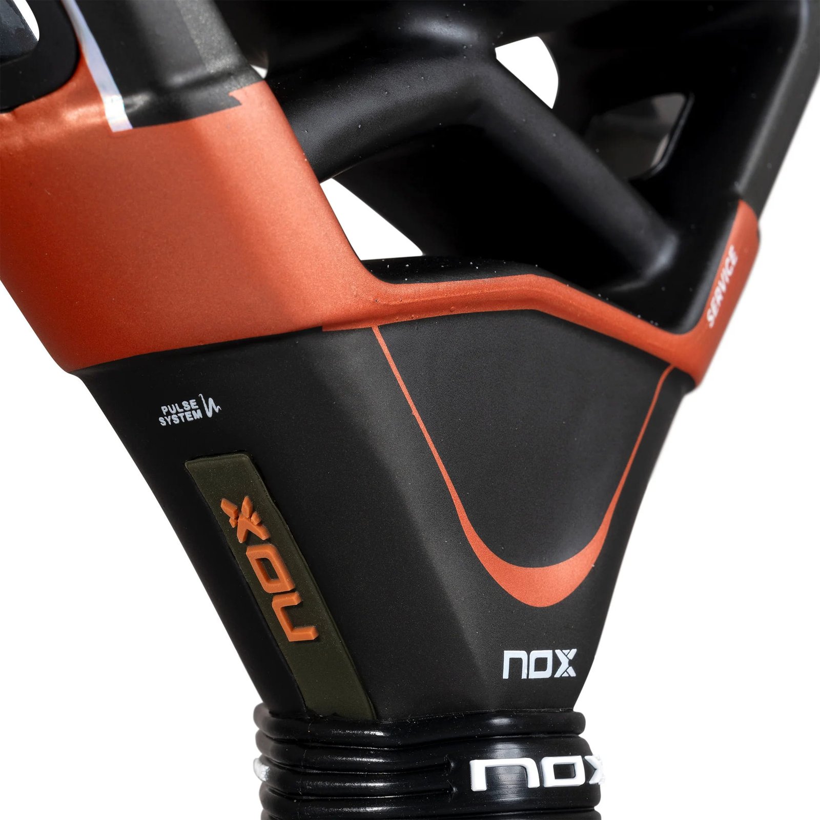 Nahaufnahme des Padelschlägers NOX AT10 Genius 18K 2025 von Agustin Tapia in Schwarz und Rot, die die komplizierten Designdetails und das Branding hervorhebt, einschließlich des Textes „Pulse System“ an der Seite.