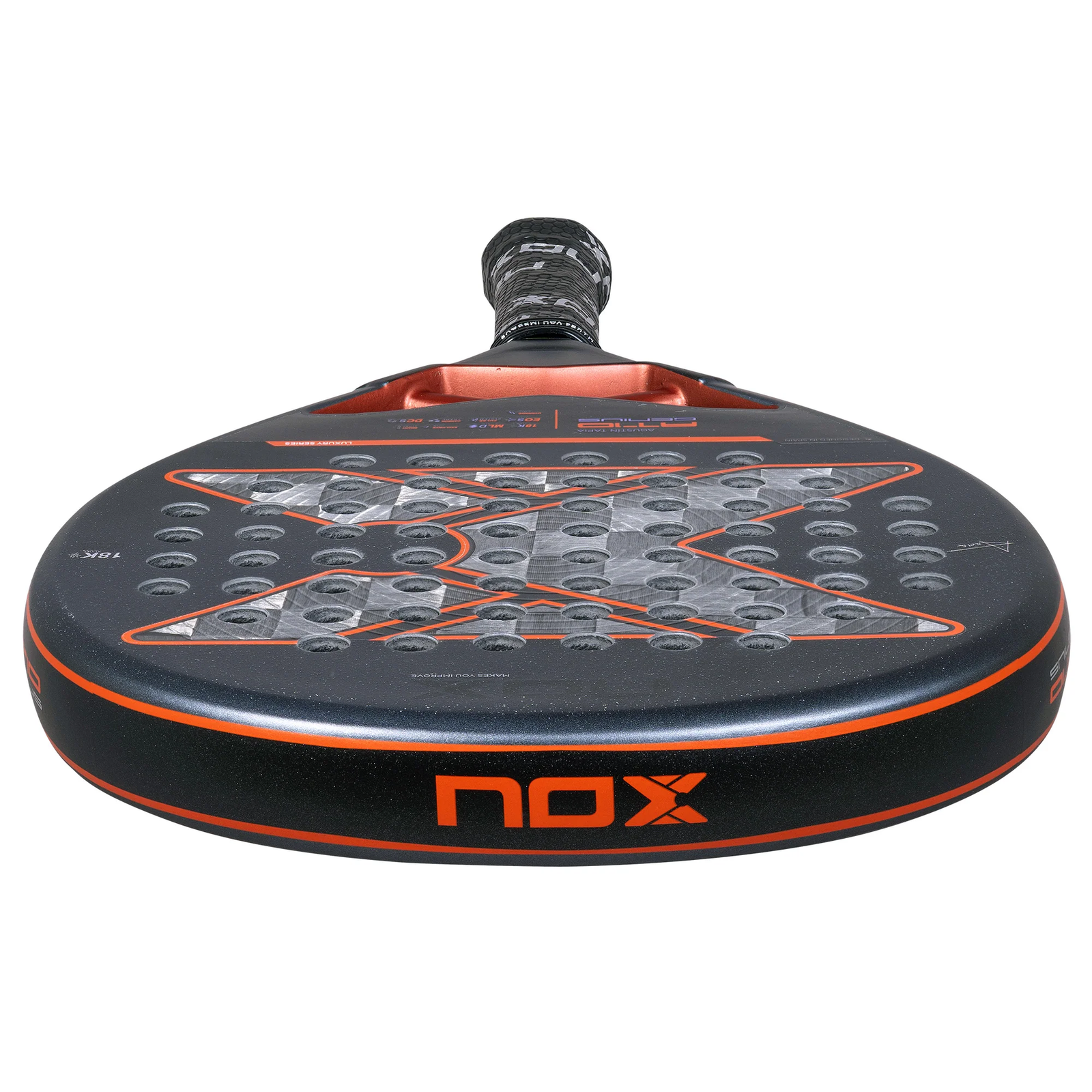 Der NOX AT10 Genius 18K 2025 von Agustin Tapia Padelschläger präsentiert sich in einem lebendigen schwarz-roten Design mit strukturierter Oberfläche und markantem Logo auf der Vorderseite. Sein Griff ist elegant in einen schlanken schwarzen Griff eingefasst und bietet außergewöhnliche Kontrolle, um Ihr Spiel zu verbessern.
