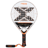 Der NOX ML10 QUANTUM 3K Miguel Lamperti Padelschläger zeichnet sich durch ein auffälliges Design in Schwarz, Rot und Weiß mit dem ikonischen „X“-Muster und einer perforierten Schlagfläche aus. Er wird von Miguel Lamperti empfohlen, zeigt deutlich das „NOX“-Branding und verfügt über einen orangefarbenen Griff für Stil und Leistung.