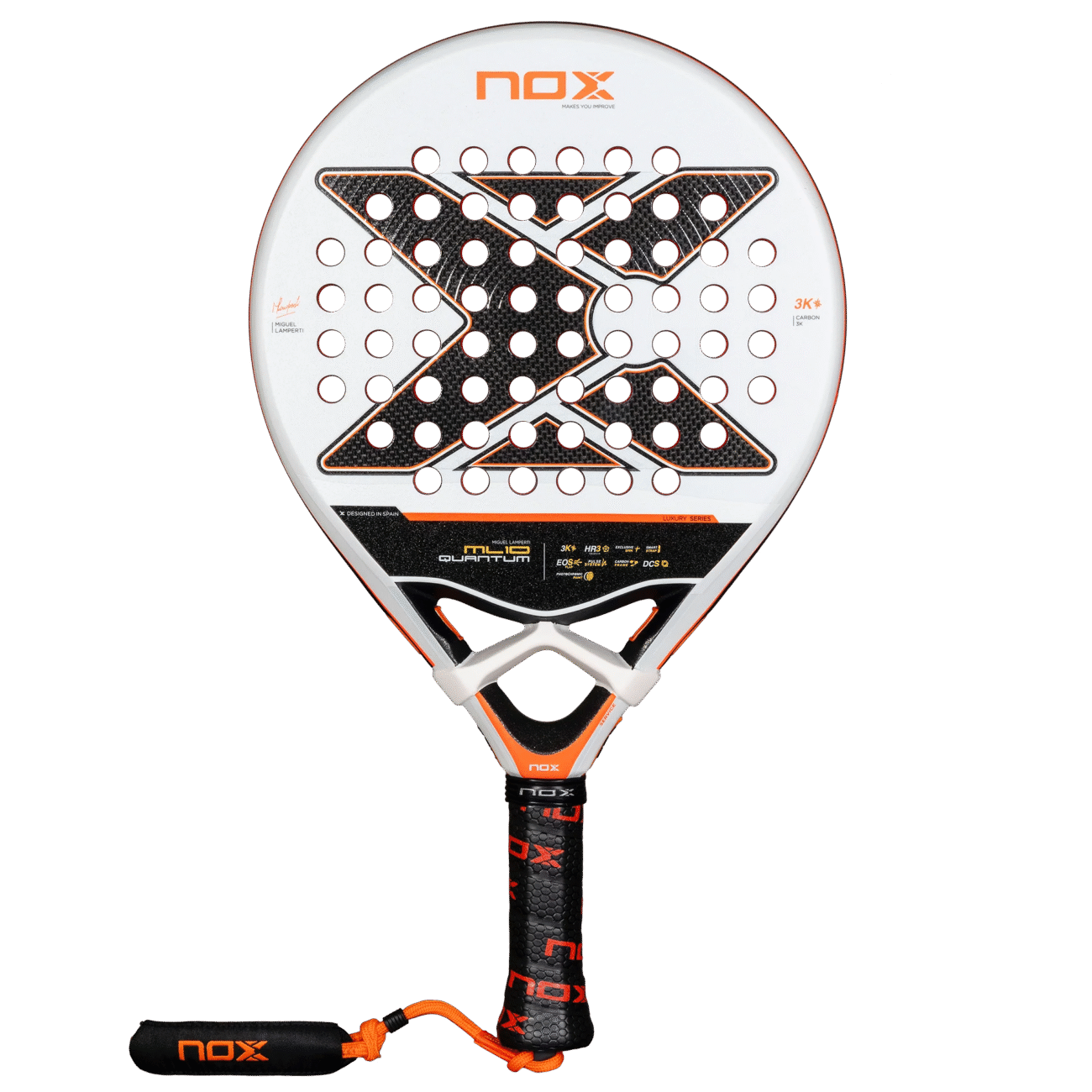 Der NOX ML10 QUANTUM 3K Miguel Lamperti Padelschläger zeichnet sich durch ein auffälliges Design in Schwarz, Rot und Weiß mit dem ikonischen „X“-Muster und einer perforierten Schlagfläche aus. Er wird von Miguel Lamperti empfohlen, zeigt deutlich das „NOX“-Branding und verfügt über einen orangefarbenen Griff für Stil und Leistung.