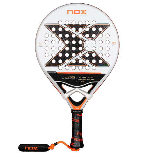 Der NOX ML10 QUANTUM 3K Miguel Lamperti Padelschläger zeichnet sich durch ein auffälliges Design in Schwarz, Rot und Weiß mit dem ikonischen „X“-Muster und einer perforierten Schlagfläche aus. Er wird von Miguel Lamperti empfohlen, zeigt deutlich das „NOX“-Branding und verfügt über einen orangefarbenen Griff für Stil und Leistung.