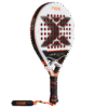 Der NOX ML10 QUANTUM 3K Miguel Lamperti Padelschläger, der in Zusammenarbeit mit Miguel Lamperti hergestellt wurde, besticht durch ein auffälliges rot-schwarzes Design. Sein Kopf ist mit sechseckigen Löchern versehen und weist ein markantes schwarzes „X“ auf. Der mit roten Akzenten verzierte Griff zeigt deutlich den Markennamen „NOX“.