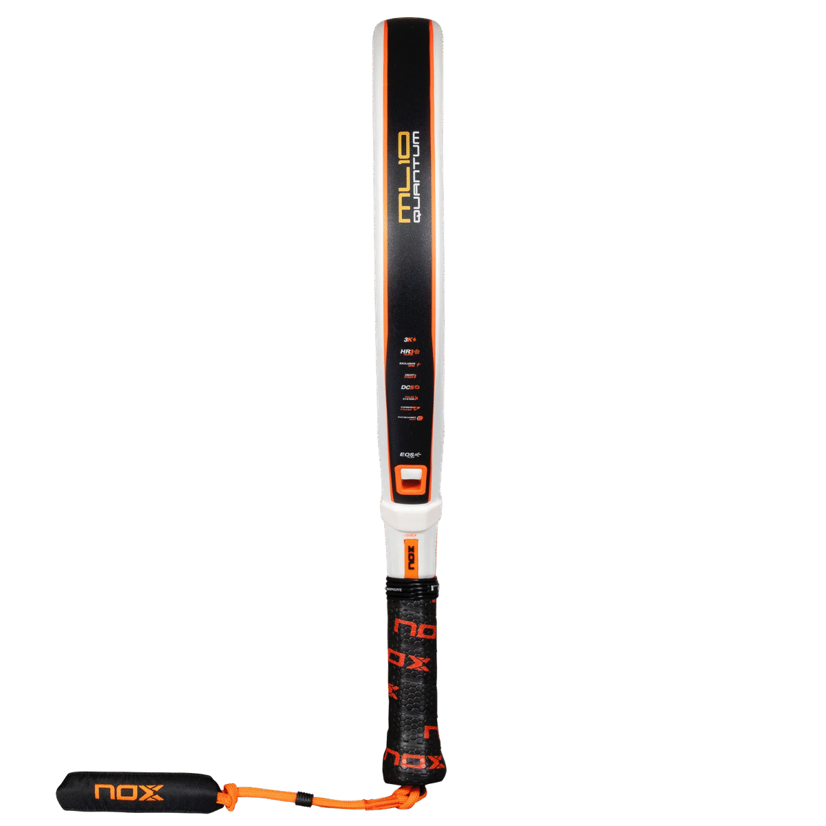 Vertikales Bild des NOX ML10 QUANTUM 3K Miguel Lamperti Padelschlägers vor schwarzem Hintergrund. Der Schläger besticht durch eine stilvolle Mischung aus Schwarz, Weiß und Orange und verfügt über ein auffälliges Branding und eine befestigte Handschlaufe am Griff.