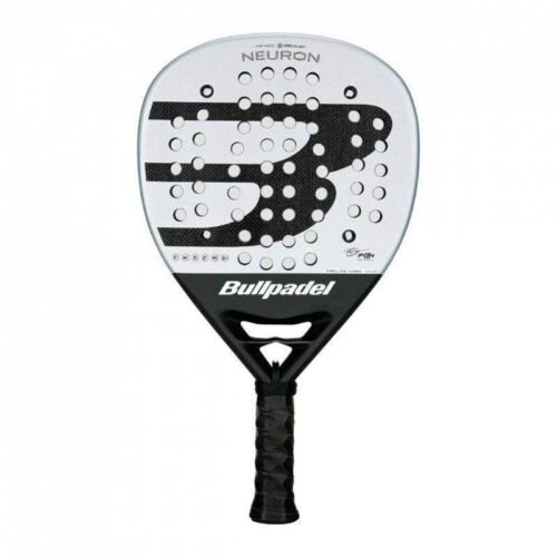 Wir präsentieren den Bullpadel Vertex 04 W 2025 Padelschläger in einem anspruchsvollen schwarz-weißen Design. Dieser Padelschläger ist mit mehreren runden Löchern und einem strukturierten Griff ausgestattet, was für ein hohes Maß an Spielbarkeit sorgt. Das markante Bullpadel-Logo ziert prominent sowohl die Vorderseite als auch den Griff.