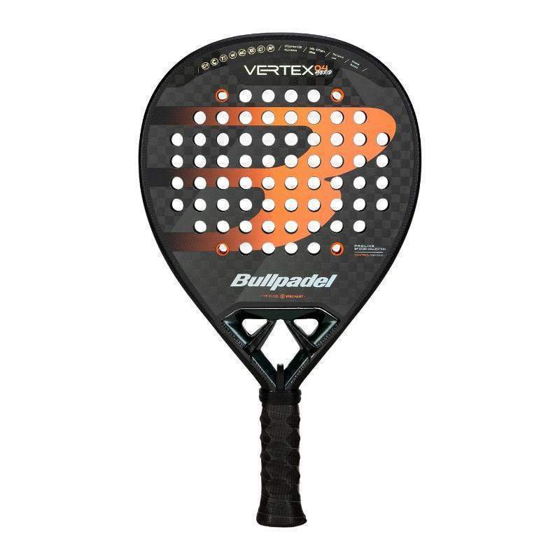 Der Bullpadel Vertex 04 Hybrid 2025 Padelschläger verfügt über ein elegantes schwarz-orangefarbenes Design mit strukturierter Oberfläche und runder Kopfform. Der Markenname ist prominent auf der Schlagfläche angebracht und stellt ein stilvolles Update gegenüber seinen Vorgängern dar.